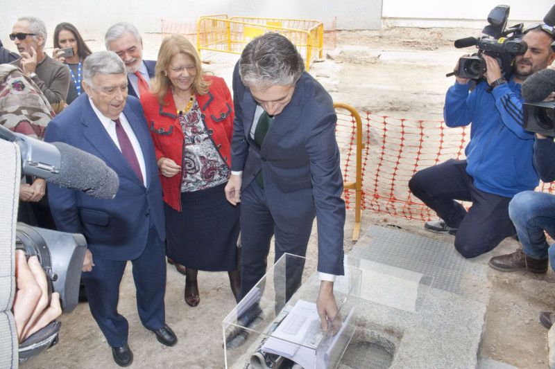 Íñigo de la Serna en el acto de colocación de la primera piedra del Teatro Cervantes.