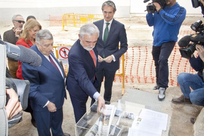 Darío Villanueva en el acto de colocación de la primera piedra del Teatro Cervantes.
