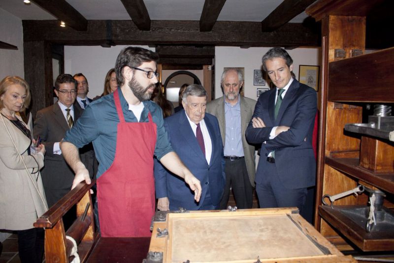 Explicación sobre el funcionamiento de la imprenta (réplica) del Quijote.