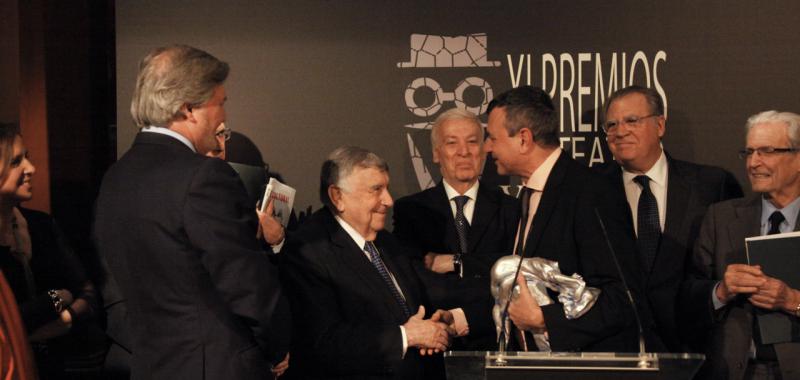 Ernesto Caballero junto a parte del jurado y el ministro Íñigo Méndez de Vigo  (Foto: Juan Pablo Tejedor)