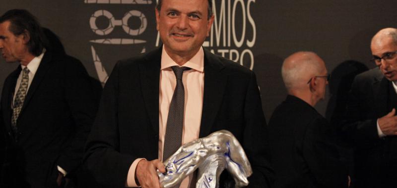 Ernesto Caballero posa con el Premio Valle-Inclán  (Foto: Juan Pablo Tejedor)