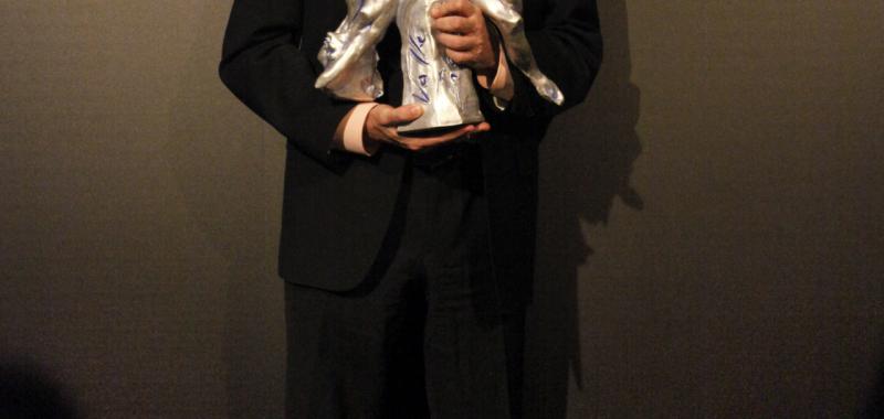 Ernesto Caballero posa con el Premio Valle-Inclán  (Foto: Juan Pablo Tejedor)