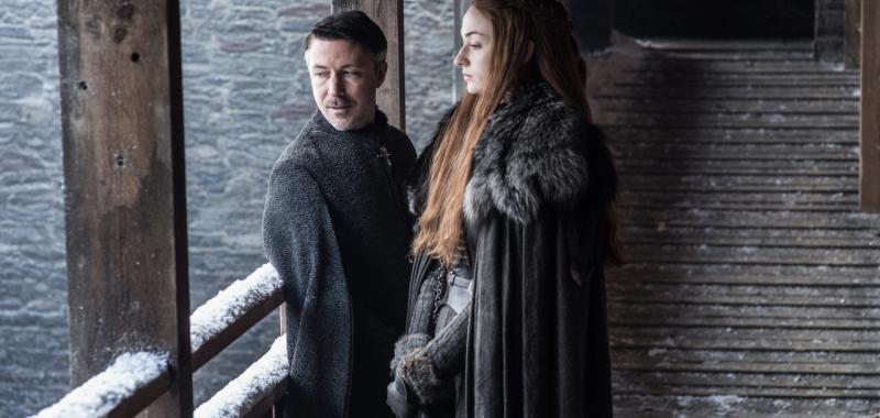 Aiden Gillen como Petyr "Meñique" Belish y Sophie Turner como Sansa Stark