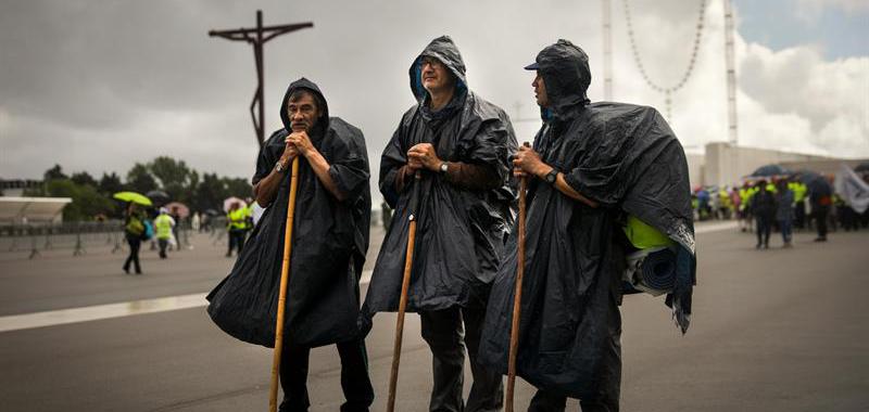 Peregrinos llegan al Santuario de Fátima