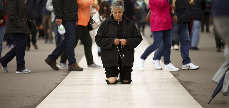 Una peregrina reza en el Santuario de Fátima