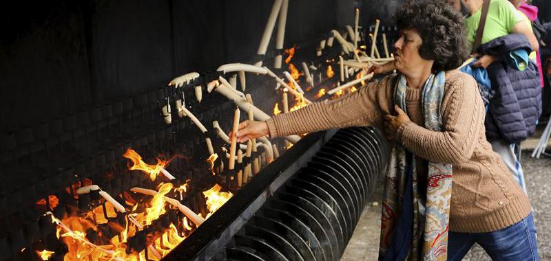 Peregrinos queman velas en el Santuario de Fátima