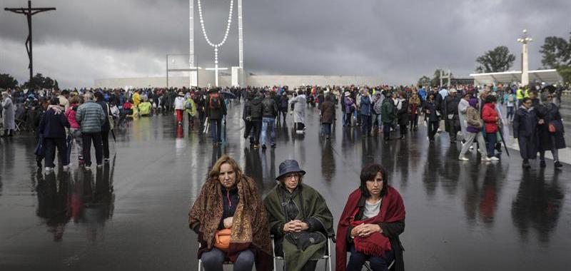 Peregrinos esperan al Papa en el Santuario de Fátima