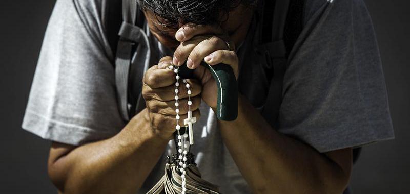 Un peregrino reza en el Santuario de Fátima