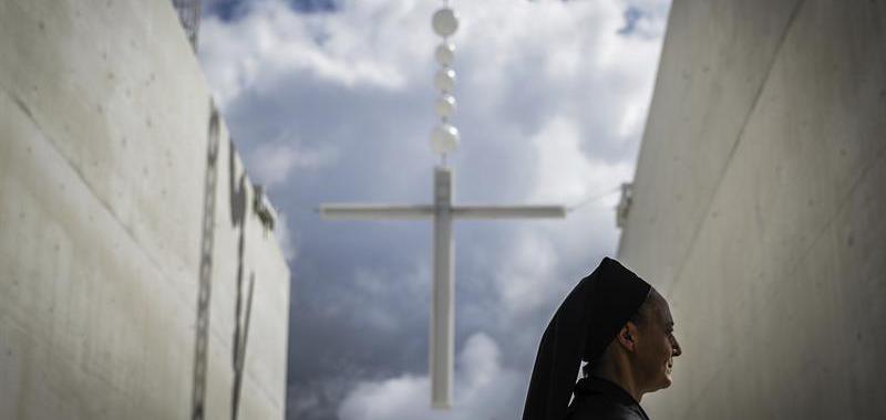 Una monja camina junto al Santuario de Fátima