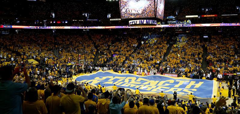 El Oracle Arena abrió las Finales con toda su pasión