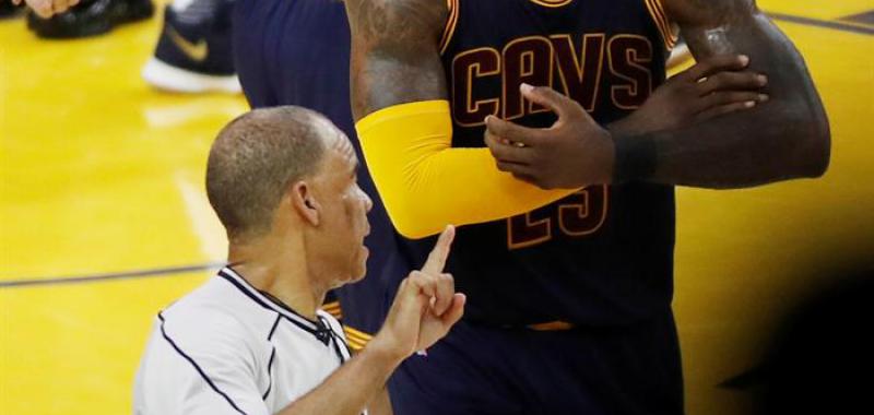 LeBron James no pudo esconder la incomodidad en los dos primeros partidos de inferioridad nítida