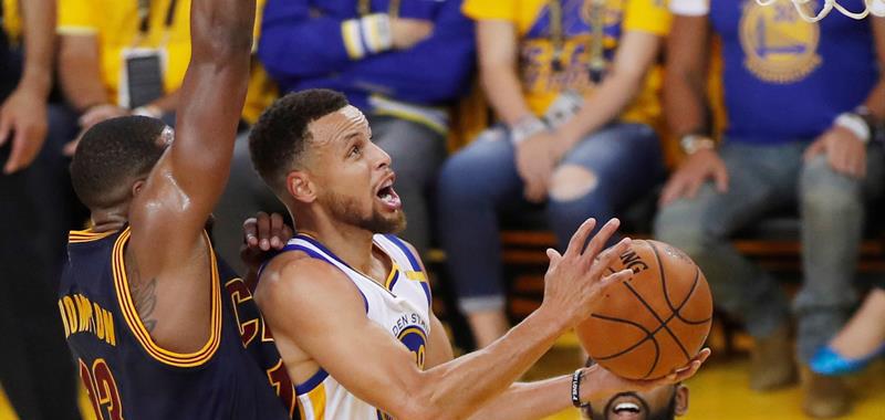 Curry asumió el rol de segunda espada sin problemas y con el brillo de siempre