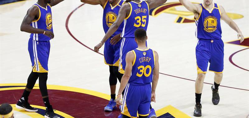 Golden State se hizo con el primer partido fuera de casa, sosteniendo las opciones de alcanzar un histórico 16-0
