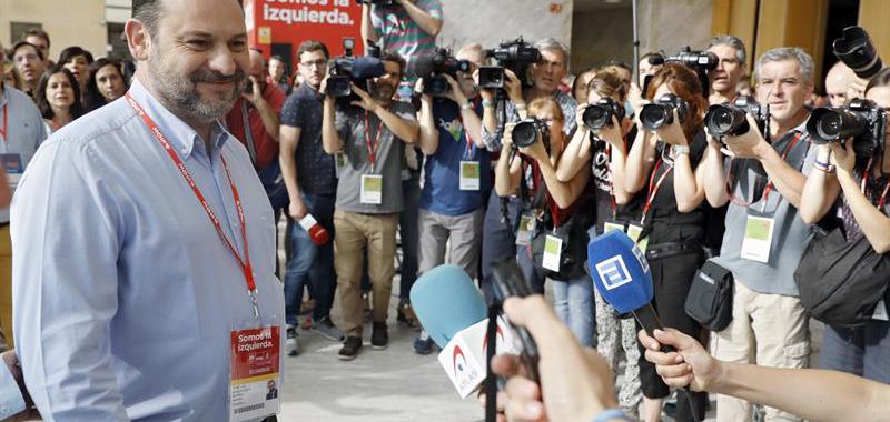 José Luis Ábalos, muy sonriente.