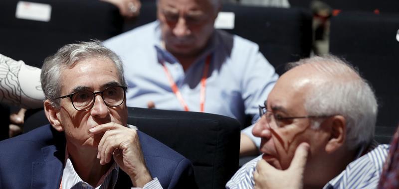 Ramón Jauregui y Vicente Alvarez Areces, serios.