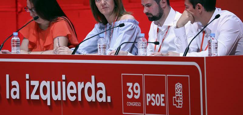 El presidente de la Mesa del 39 Congreso del PSOE, Luis Tudanca, acompañado de los miembros de la mesa, Carmen Montón, Idoia Mendia y Rafa García.