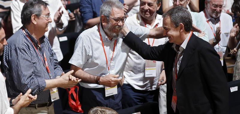 Zapatero saluda a Méndez.