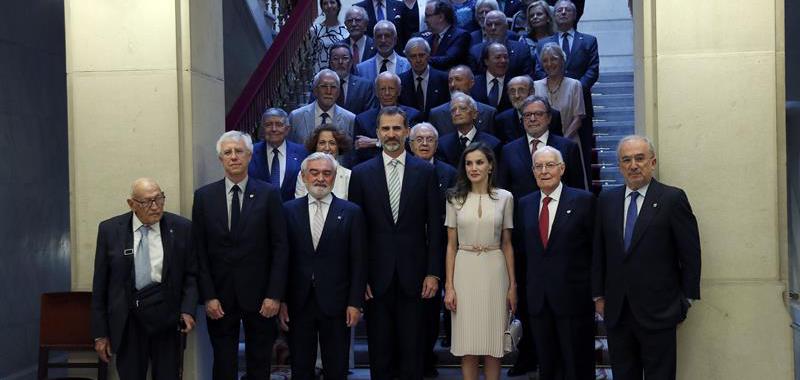 Los Reyes posan con los académicos de la Real Academia Española