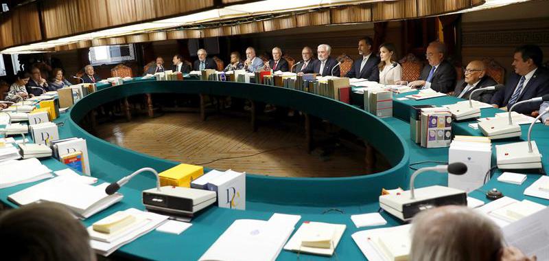 Los Reyes en el pleno de la RAE