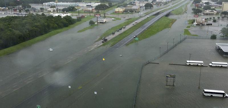 Vista aérea tomada desde un helicóptero que muestra el estado en el que ha quedado una carretera en Port Arthur, Texas.