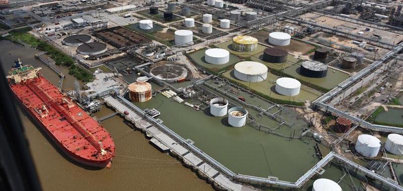 Vista aérea tomada desde un helicóptero que muestra el estado en el que ha quedado el puerto de Houston, Texas