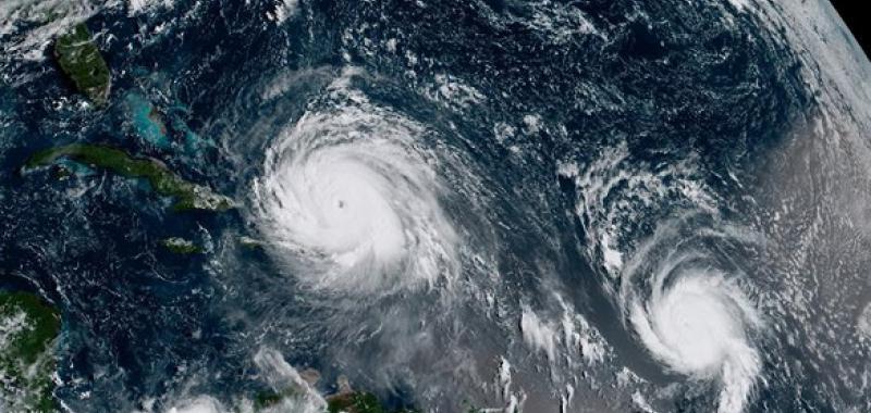 Fotografía tomada desde el satélite GOES-16 que muestra al huracán Irma (i), de categoría 5, y el huracán Jose (d), de categoría 3, en su avance por el océano Atlántico, el 7 de septiembre de 2017.