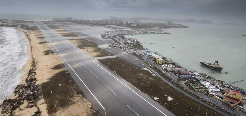 Fotografía cedida por el Departamento holandés de Defensa, que muestra una vista aérea de los daños causados por el huracán Irma a su paso por Philipsburg (San Martín).