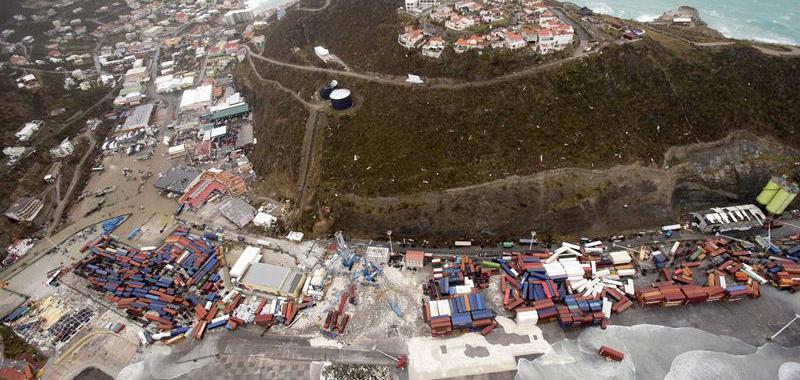 Fotografía cedida por el Departamento holandés de Defensa, que muestra una vista aérea de los daños causados por el huracán Irma a su paso por Philipsburg (San Martín).