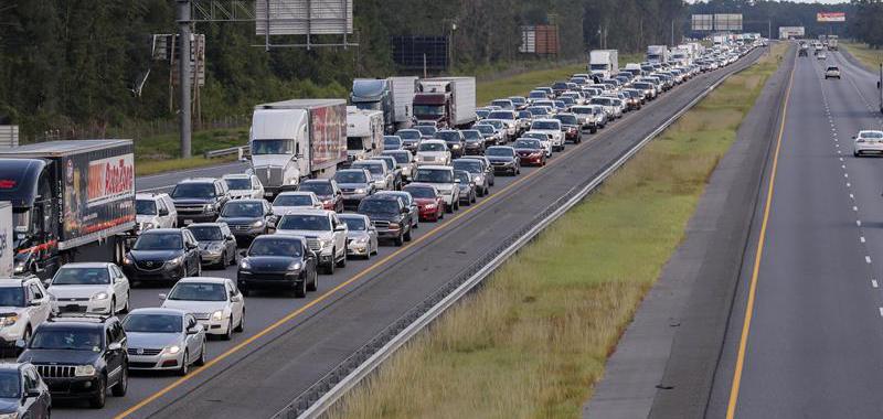 Ciudadanos evacúan por el huracán Irma a lo largo de la interestatal 75 en Lake Park, Georgia, (EE. UU.).
