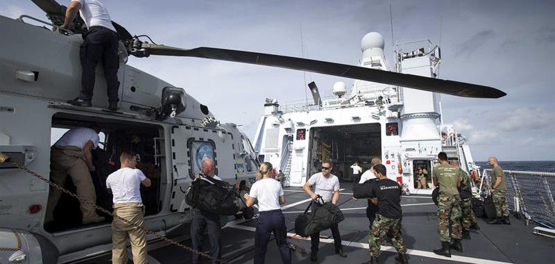 Soldados holandeses cargan un helicóptero situado en la cubierta del buque Zr. Ms. Zeeland de la Armada Real holandesa, en la bahía de la isla de San Martín.