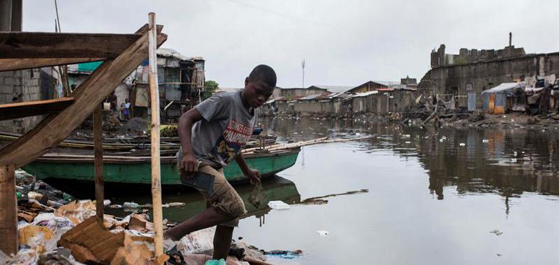 Un joven busca los pedazos de un espejo roto en Haití. 