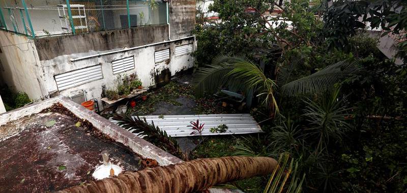 Vista de destrozos en el barrio de Santurce tras el paso del huracán Irma, en San Juan (Puerto Rico). 
