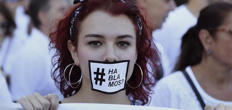 Una participante en la manifestación convocada por la plataforma 'Hablamos?' en la Plaza de La Cibeles de Madrid .