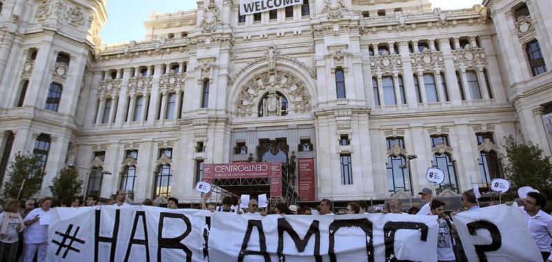 Vista de los participantes en la manifestación convocada por la plataforma 'Hablamos?' en la Plaza de La Cibeles de Madrid.