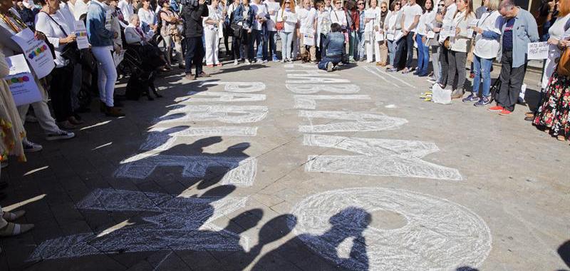 Decenas de personas se han concentrado hoy ante el ayuntamiento de Vitoria .