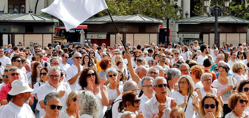 Varios cientos de personas se han concentrado este mediodía en la plaza del Ayuntamiento de Valencia.