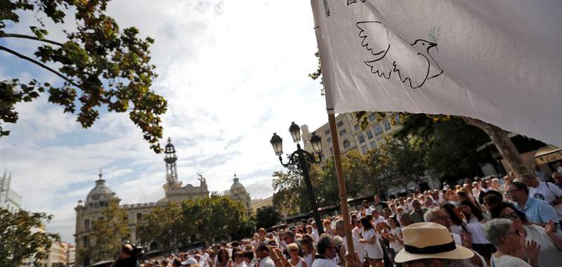 Varios cientos de personas se han concentrado este mediodía en la plaza del Ayuntamiento de Valencia.