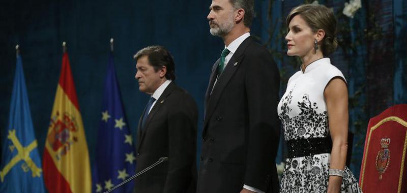 Los reyes Felipe y Letizia junto al jefe del Ejecutivo asturiano, Javier Fernández (i), al inicio de la ceremonia de entrega de los premios Princesa de Asturias 2017, hoy en el Teatro Campoamor de Oviedo.