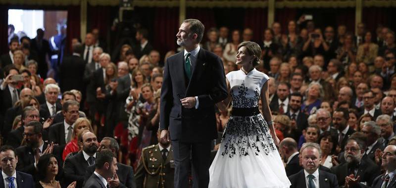  Los reyes Felipe y Letizia al inicio de la ceremonia de entrega de los premios Princesa de Asturias 2017, hoy en el Teatro Campoamor de Oviedo.