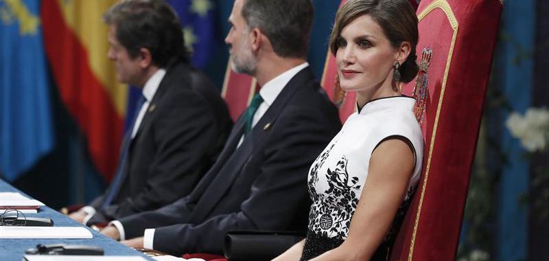 Los reyes Felipe y Letizia junto al jefe del Ejecutivo asturiano, Javier Fernández (i), y el presidente de la Fundación Príncipe, Matías Rodríguez Inciarte (d).