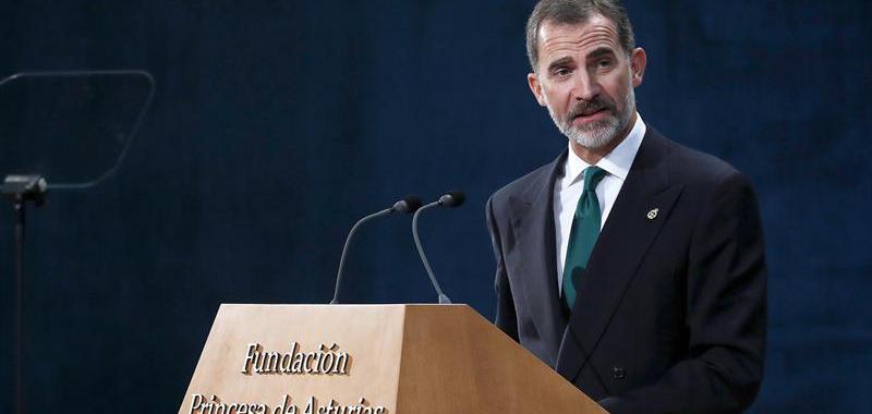 El rey Felipe durante su intervención en la ceremonia de entrega de los Premios Princesa de Asturias 2017, hoy en el Teatro Campoamor de Oviedo. 