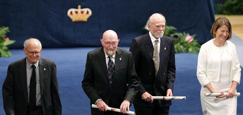 Los físicos Rainer Weiss (i), Kip S. Thorne (c), Barry C. Barish (2d) y Laura Cadonati, representante de la Colaboración Científica LIGO, Premio Princesa de Asturias de Investigación Científica y Técnica 2017.