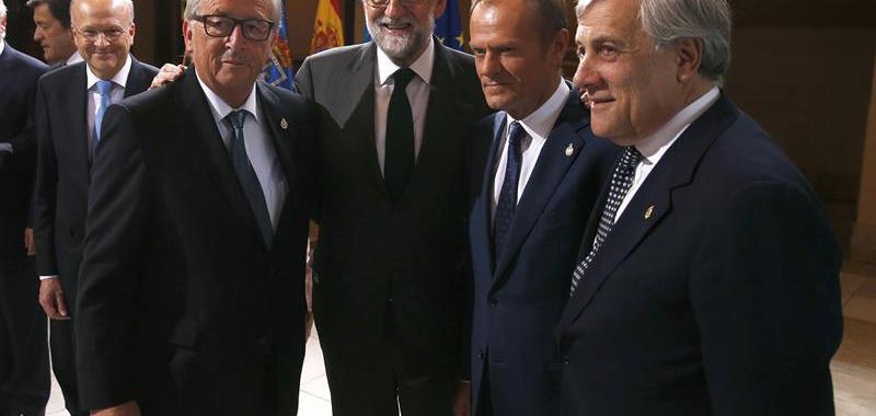 El presidente del Gobierno, Mariano Rajoy (2i), junto a los presidentes de la Comisión Europea (CE), Jean-Claude Juncker (i), el Consejo Europeo, Donald Tusk (2d); y del Parlamento Europeo, Antonio Tajani.