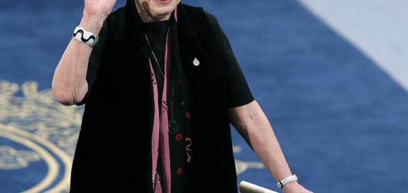 La pensadora británica Karen Armstrong tras recibir de manos del rey Felipe Premio Princesa de Asturias 2017 de Ciencias Sociales, durante la ceremonia de entrega de los galardones.