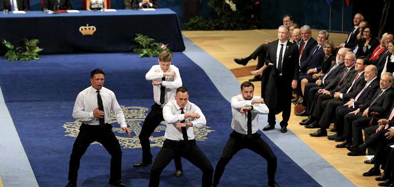 Varios jugadores de los All Blacks, la selección masculina de rugby de Nueva Zelanda, Premio Princesa de Asturias de los Deportes, realizan la "haka", durante la ceremonia.