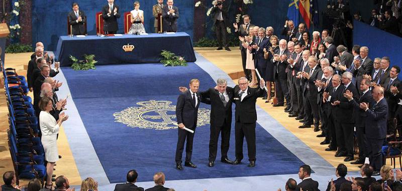 El presidente del Parlamento Europeo, Antonio Tajani (c), el presidente de la Comisión Europea (CE), Jean-Claude Juncker (d), y el presidente del Consejo Europeo, Donald Tusk (i), Premio Princesa de Asturias de la Concordia.