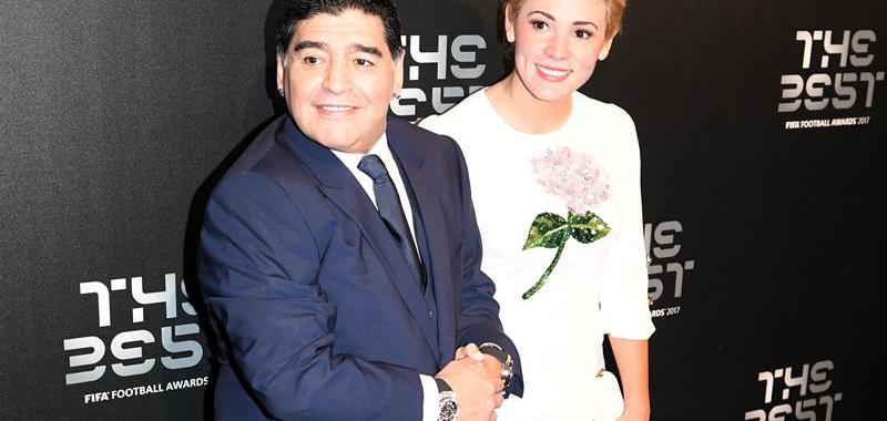 La leyenda del fútbol Diego Armando Maradona (i) y su pareja Rocio Oliva sonríen a su llegada a los premios.