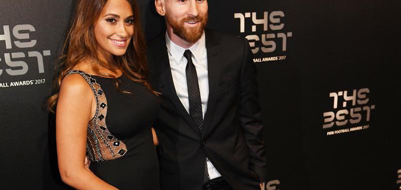  El futbolista argentino Lionel Messi, nominado a mejor jugador de la temporada, posa junto a su pareja Antonella Roccuzzo.