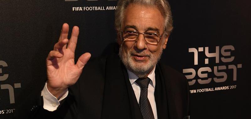  El tenor español Plácido Domingo posa a su llegada a los premios