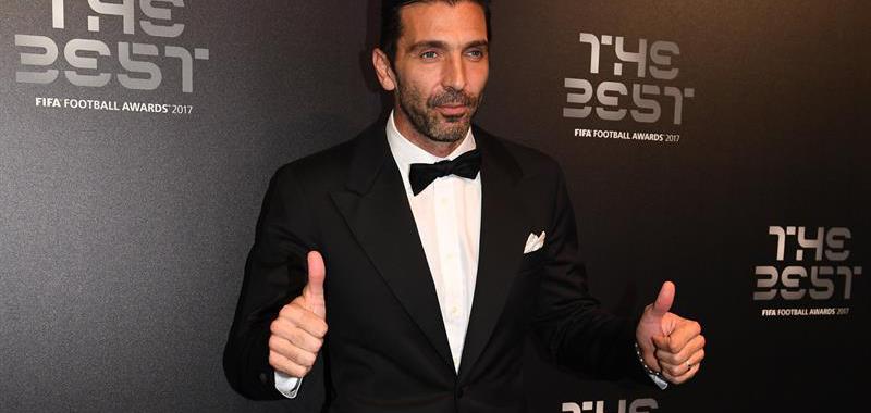 El guardameta de la selección italiana Gianluigi Buffon, nominado a mejor portero, posa a su llegada a los premios